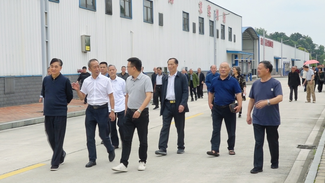 洞口县组织离退休干部参观工农业生产(图3)