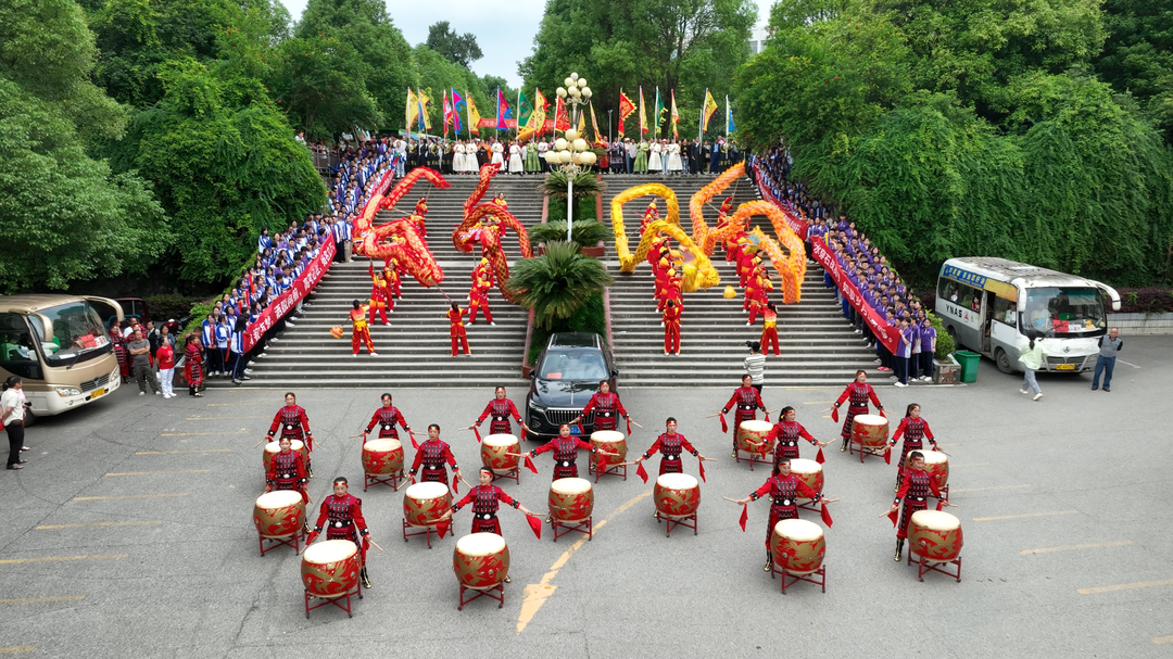 洞口三中：为青春壮行  “花式送考”场面高燃(图1)