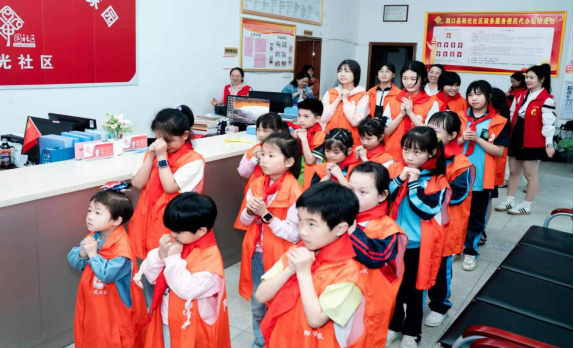 洞口：大手牵小手  结对关爱护成长(图1)