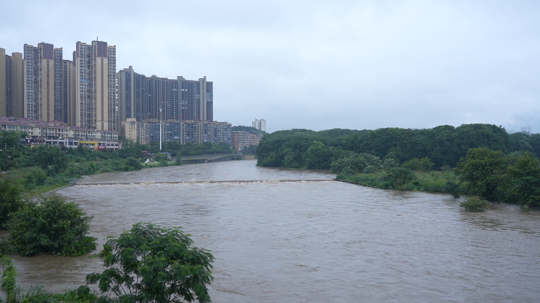 应对强降雨天气 洞口县启动防汛IV级应急响应(图2)