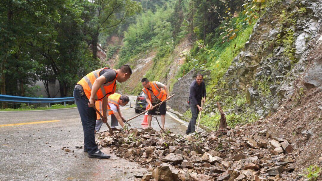 强降雨致平古公路多处山体塌方 公路部门全力以赴抢险救灾