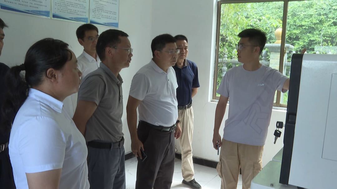 胡小革到花园镇参加代表委员联合监督活动