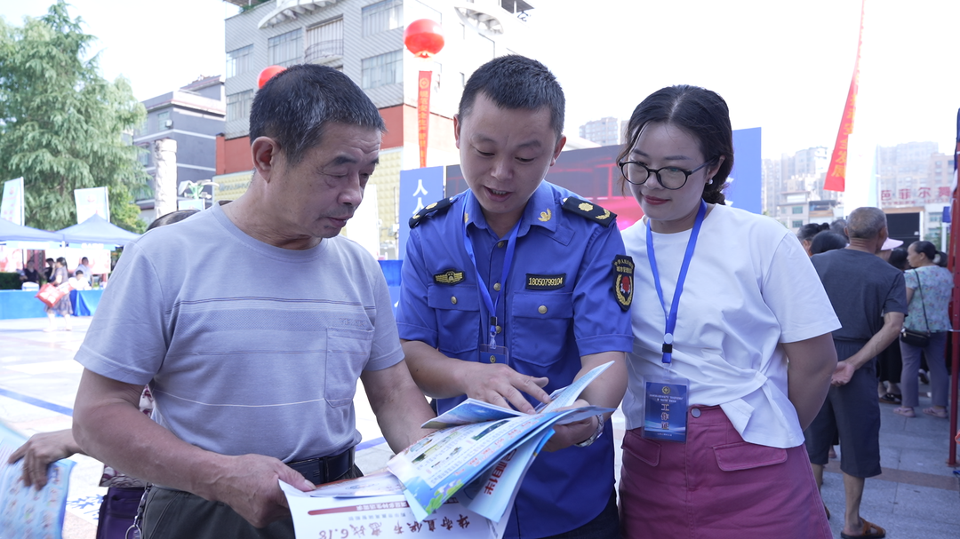 洞口县开展2024年安全生产月“安全宣传咨询日”暨“安全守底”宣教活动(图4)