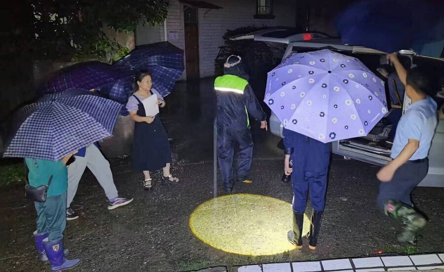 黄桥镇：强降雨来临   深夜紧急转移群众