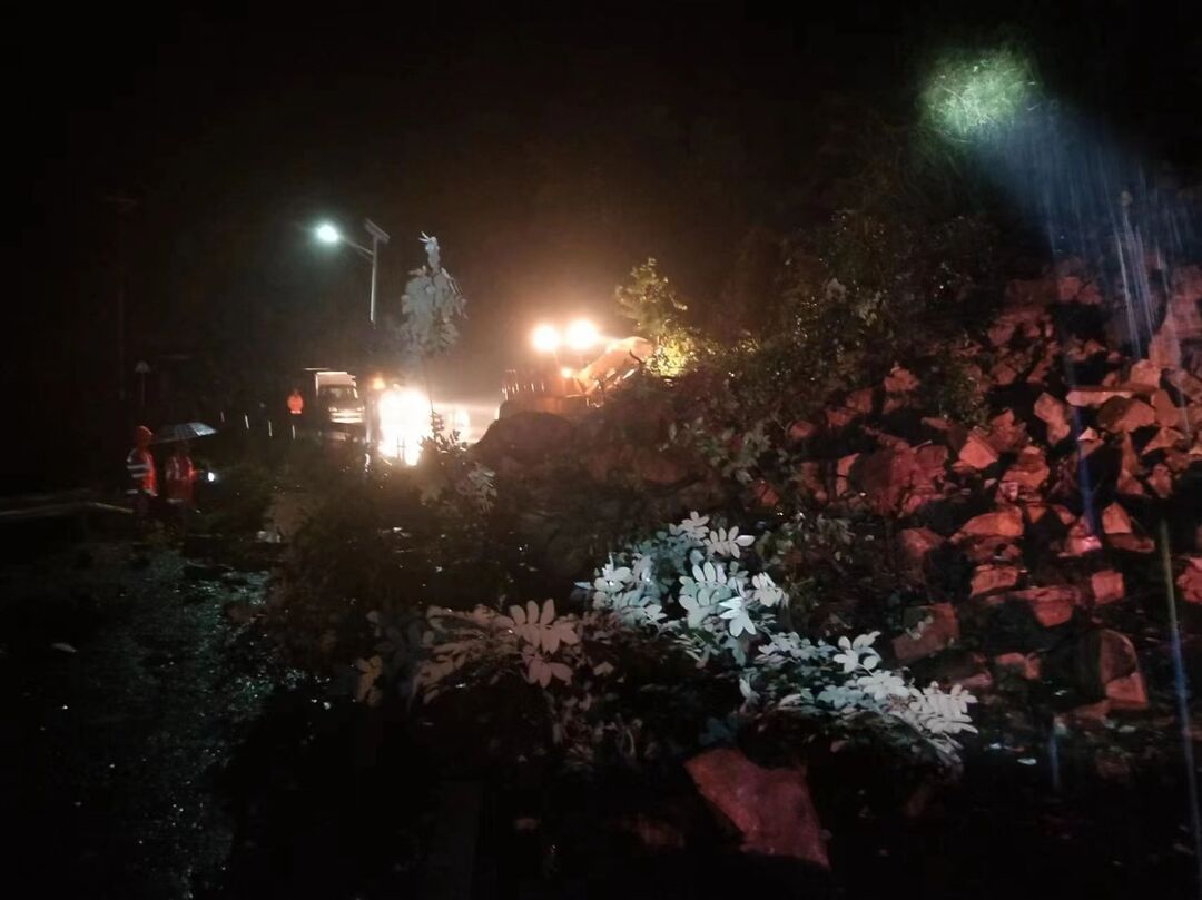 320国道山体塌方 公路部门深夜抗洪抢险保畅通