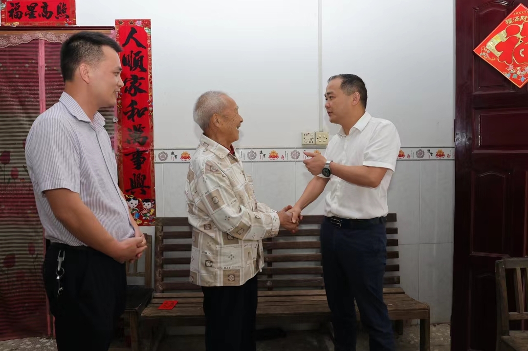 贺永亮“七一”前夕走访慰问生活困难老党员、党务工作者(图3)