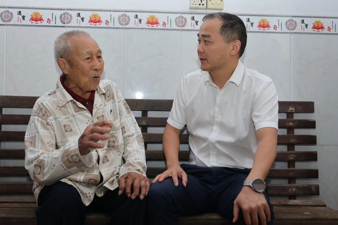 贺永亮“七一”前夕走访慰问生活困难老党员、党务工作者(图2)