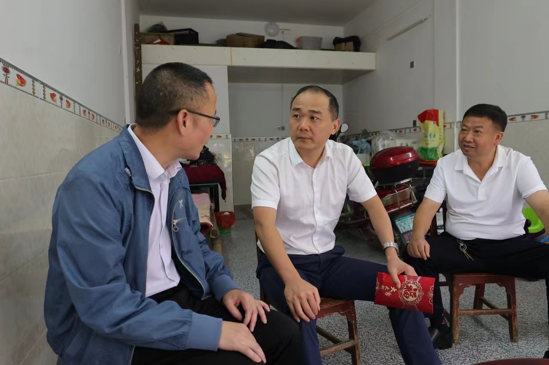 贺永亮“七一”前夕走访慰问生活困难老党员、党务工作者(图1)