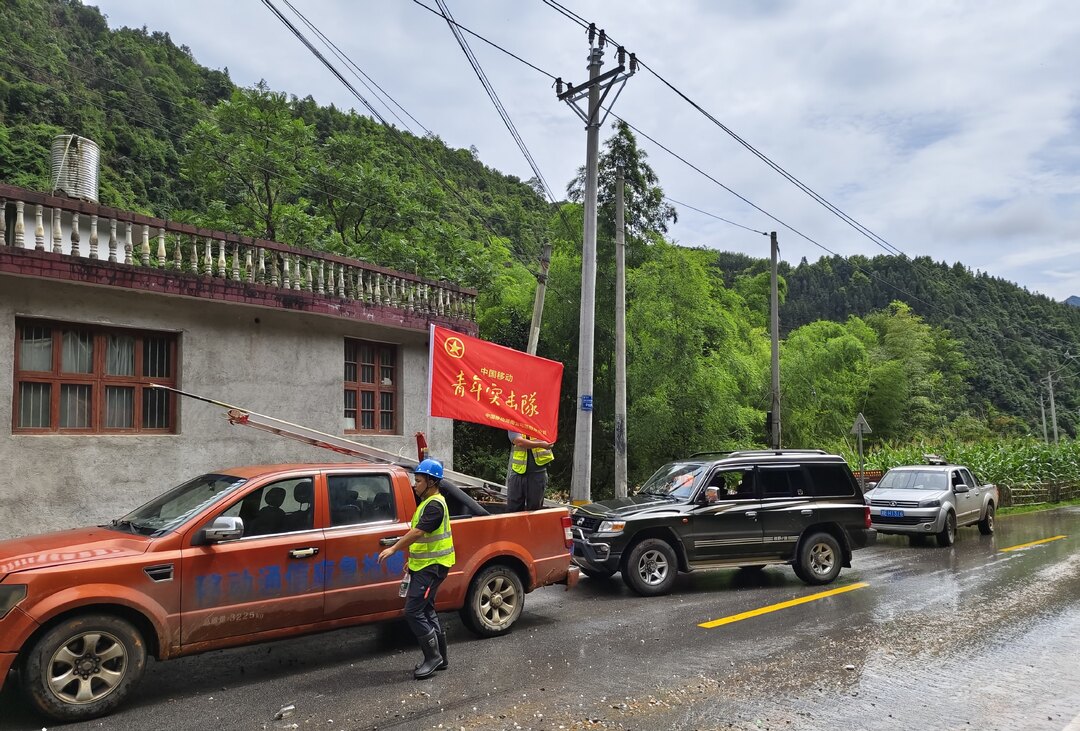 冒雨奋战，洞口移动全力抢修保通信