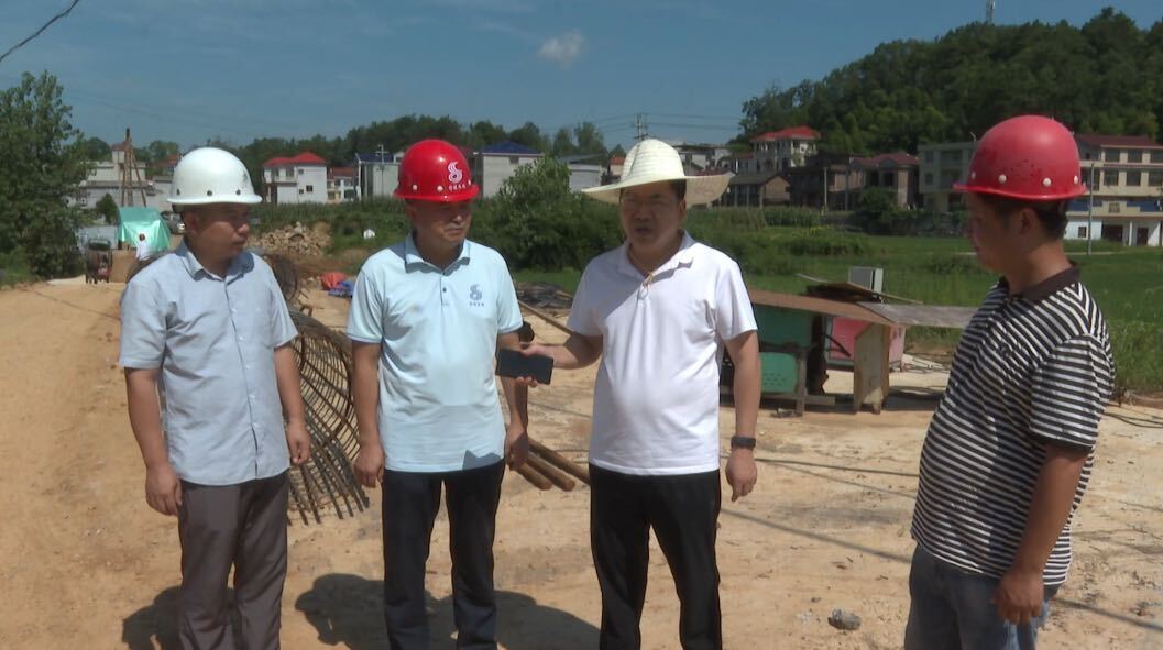 坚守岗位抢进度  确保黄高公路年底全线通车