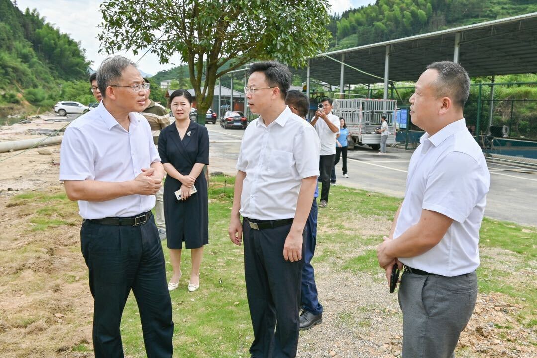 唐亚阳到洞口考察调研乡村振兴和看望慰问“三下乡”师生
