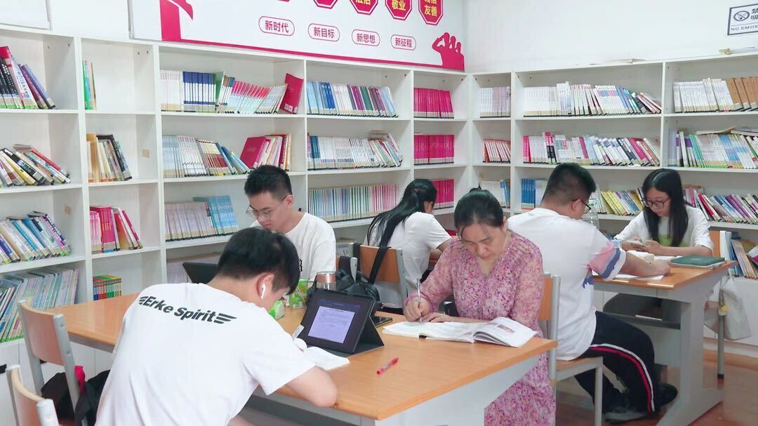 图书馆里书香浓 避暑学习两不误