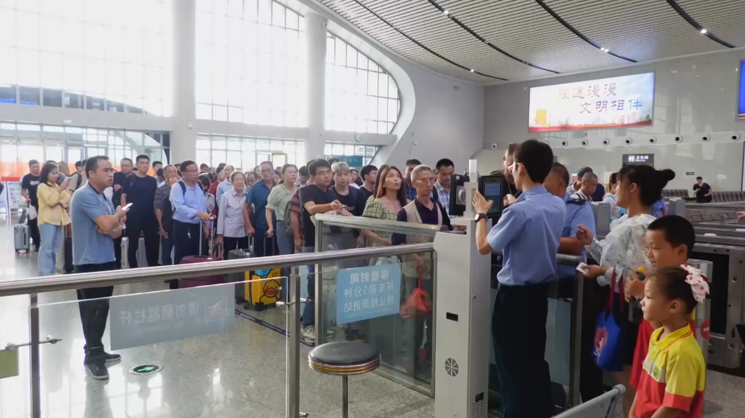 洞口高铁站迎来暑运客流高峰(图1)