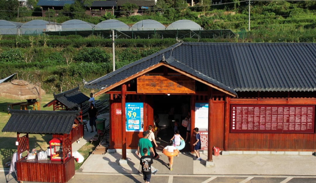 洞口：天气炎热 游泳乐园人气高涨(图1)
