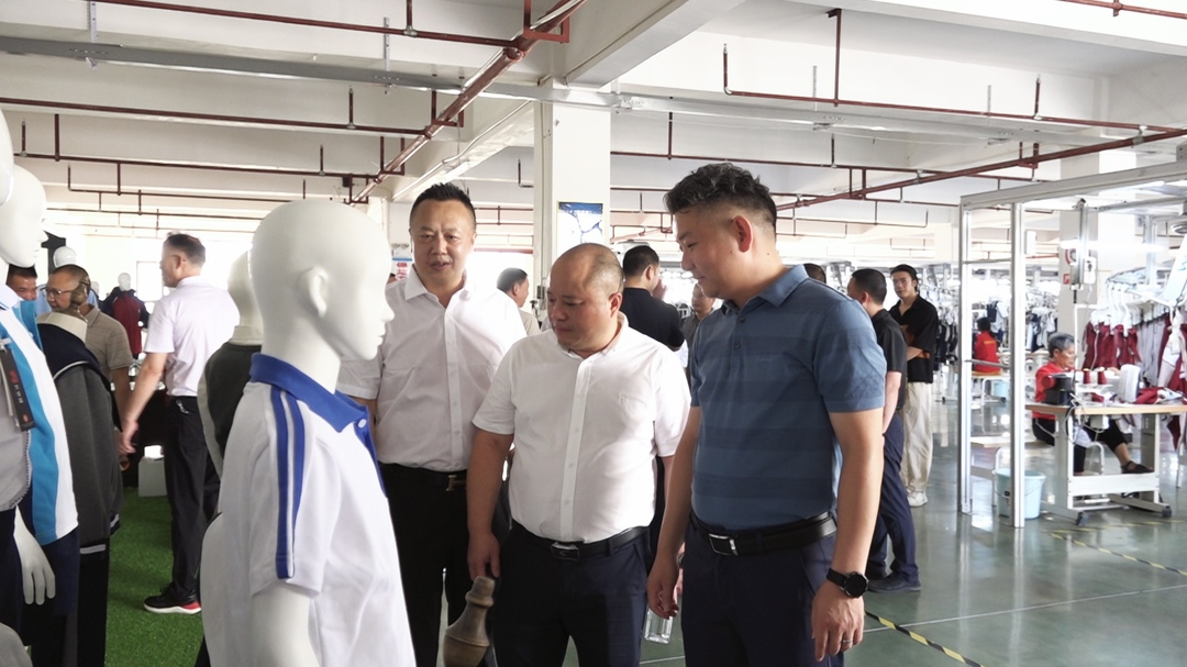 聚焦服装产业 助力企业发展——洞口县举行“企业家日”活动(图1)