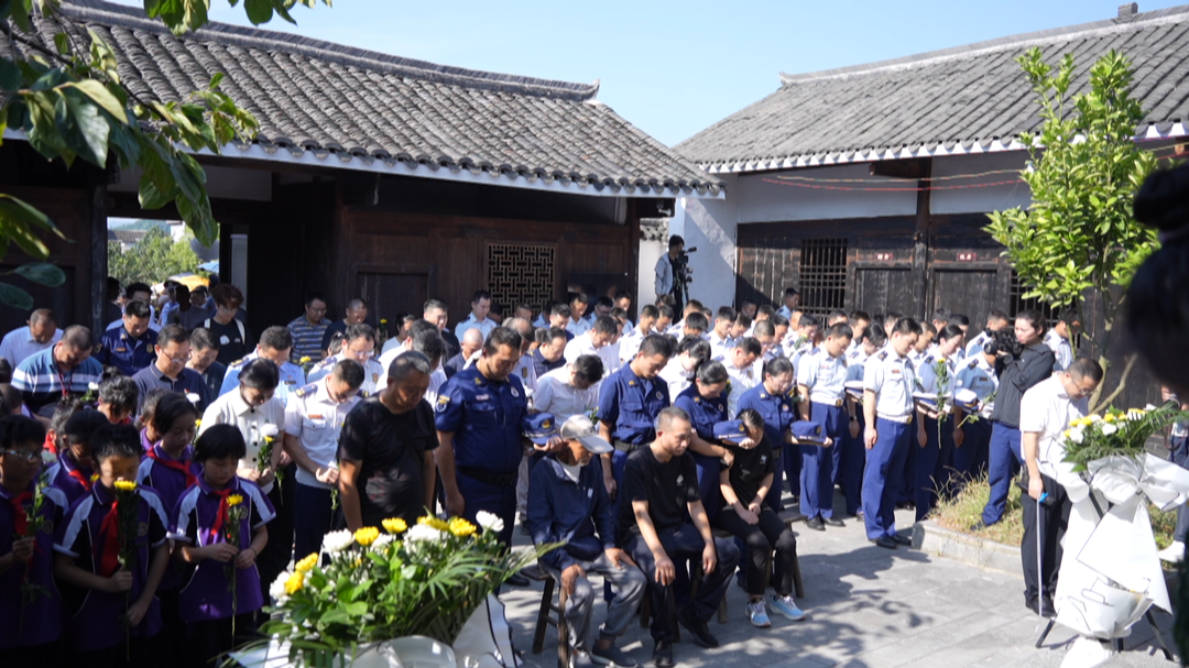 洞口籍消防烈士袁志方魂归故里  万名群众夹道迎接(图3)