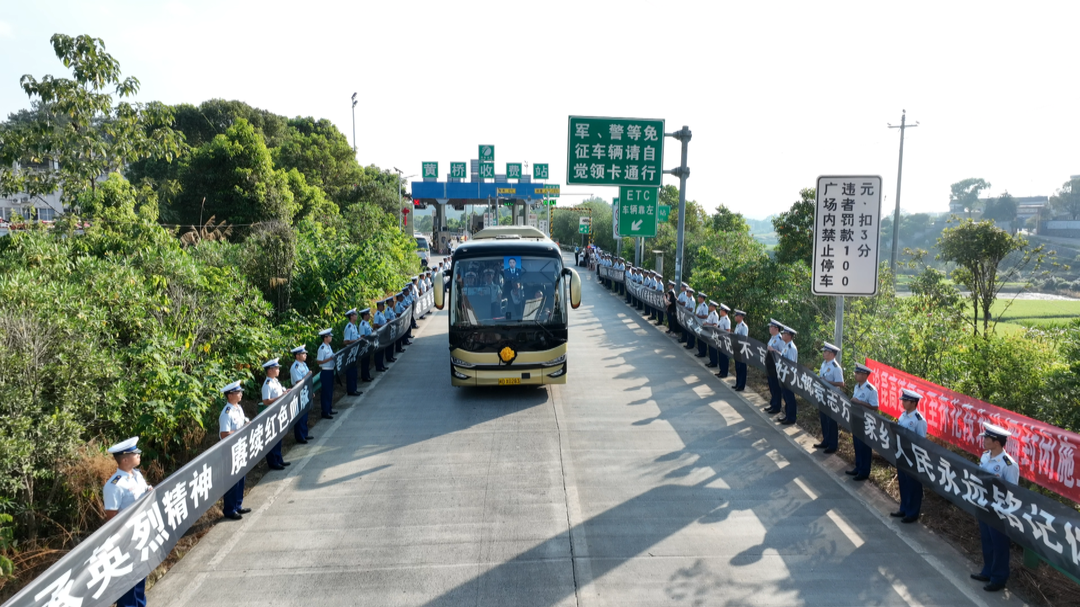 洞口籍消防烈士袁志方魂归故里  万名群众夹道迎接(图1)