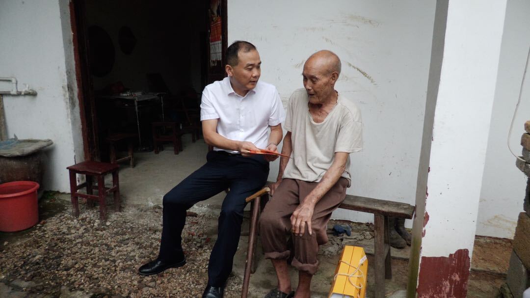 贺永亮"八一"前夕走访慰问参战老兵