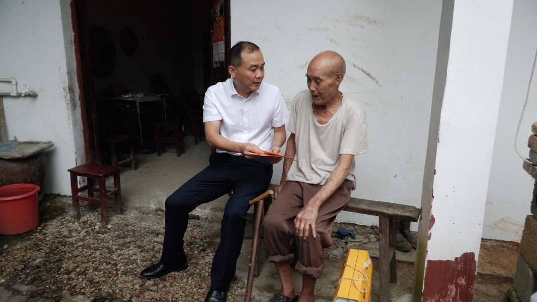 贺永亮&quot;八一&quot;前夕走访慰问参战老兵(图1)