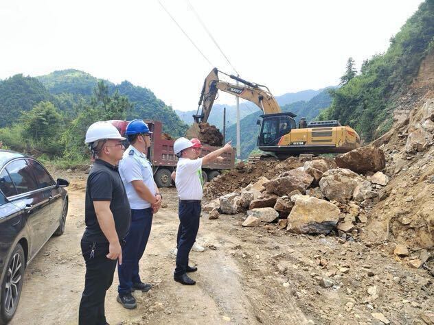 唐煜实地督导草罗公路项目建设