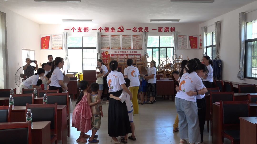 县妇联到竹市镇开展“洞口爱心妈妈”志愿服务关爱活动