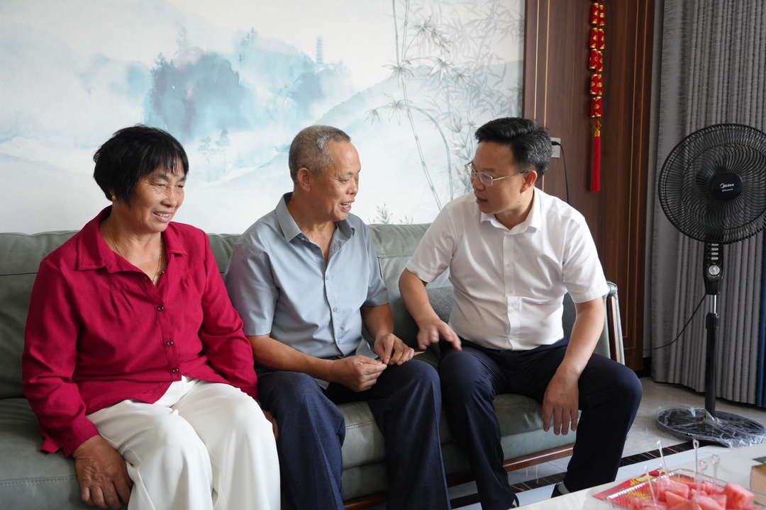 吴韬“八一”前夕走访慰问伤残军人(图1)