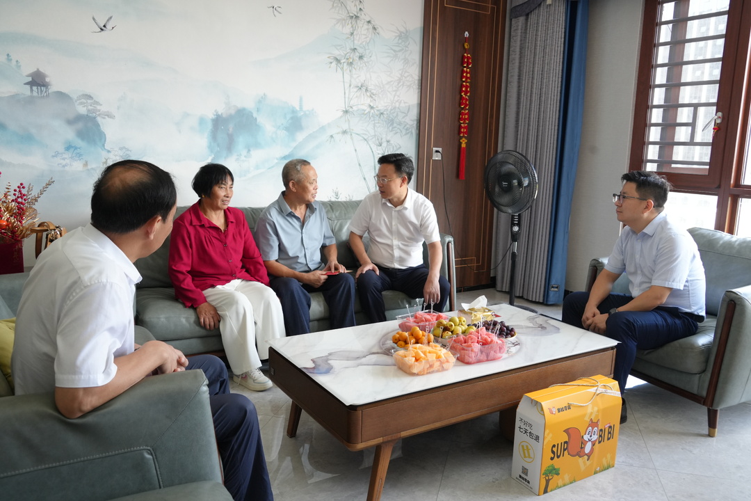 吴韬“八一”前夕走访慰问伤残军人(图2)