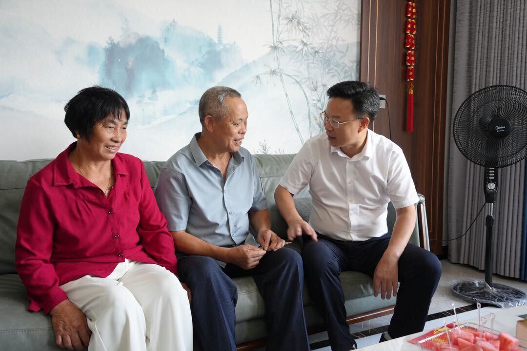 吴韬“八一”前夕走访慰问伤残军人