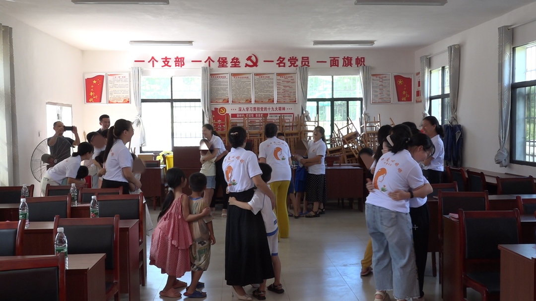 县妇联到竹市镇开展“洞口爱心妈妈”志愿服务关爱活动(图1)