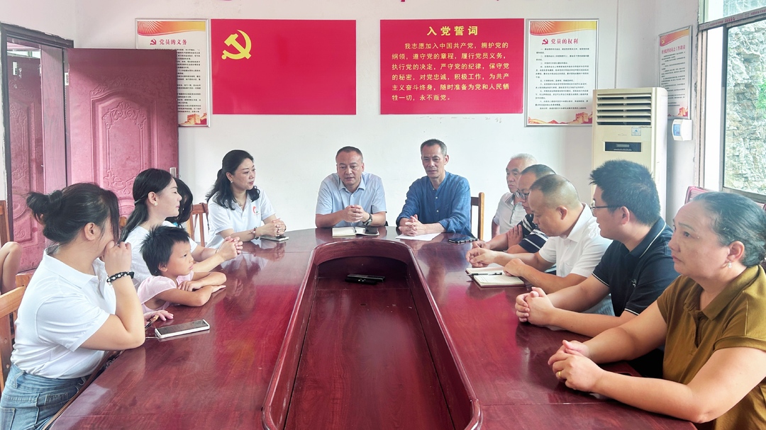 县融媒体中心到桐山乡万里村开展“洞口爱心妈妈”暑假关爱活动(图1)