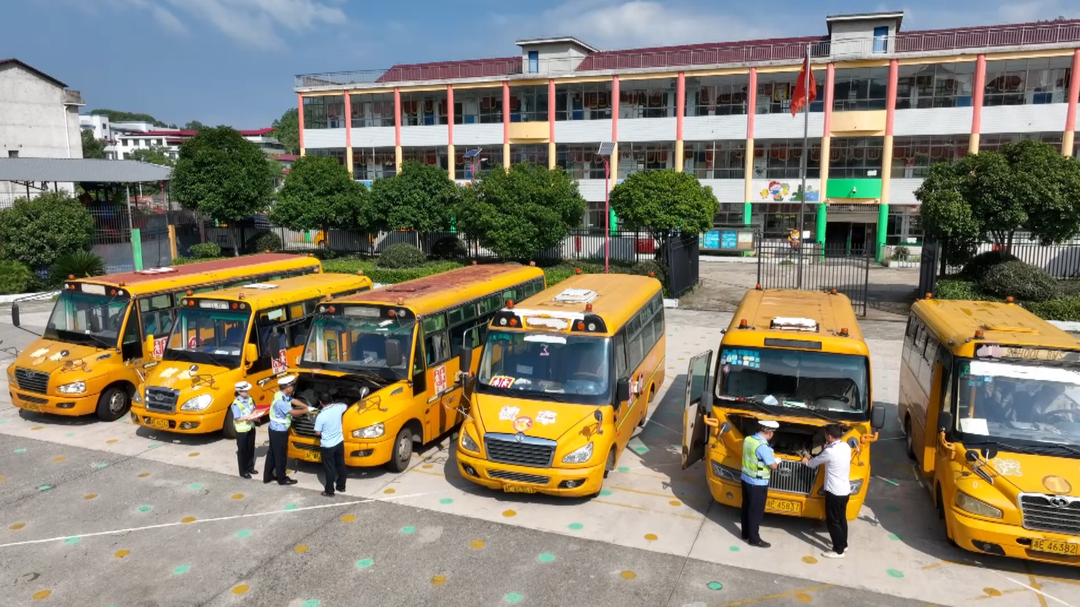 洞口：校车“体检”迎开学(图1)