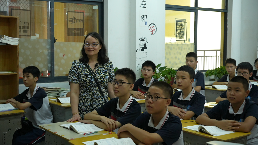 洞口思源实验学校：开学第一课 相约“我是接班人”(图2)