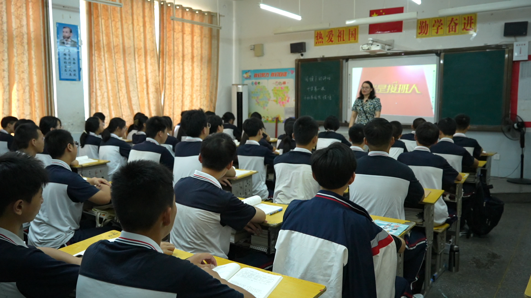 洞口思源实验学校：开学第一课 相约“我是接班人”(图1)