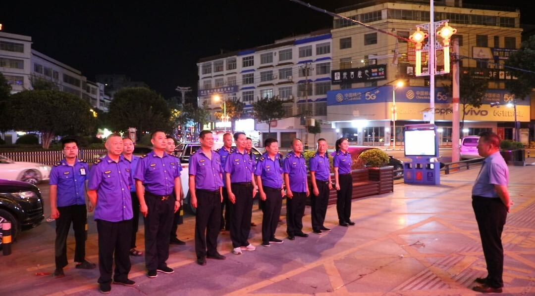 县城管局开展夜间渣土车辆违规运输整治行动