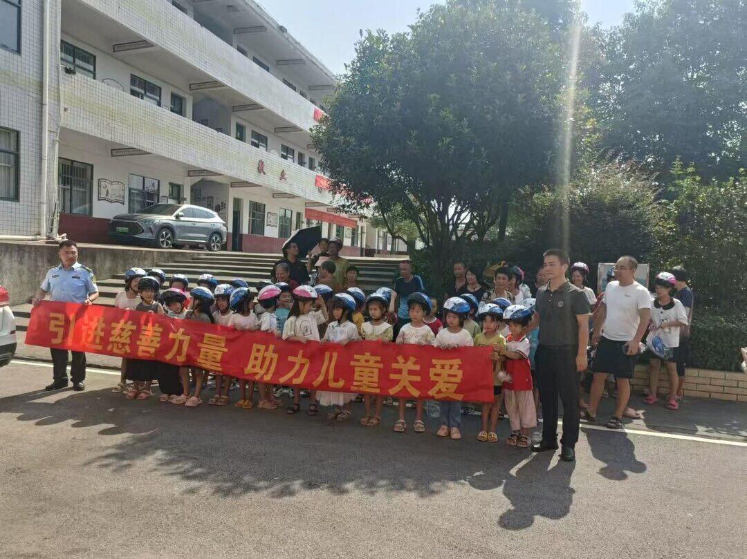 黄桥镇东边村：开学的第二天，留守儿童戴上了新头盔