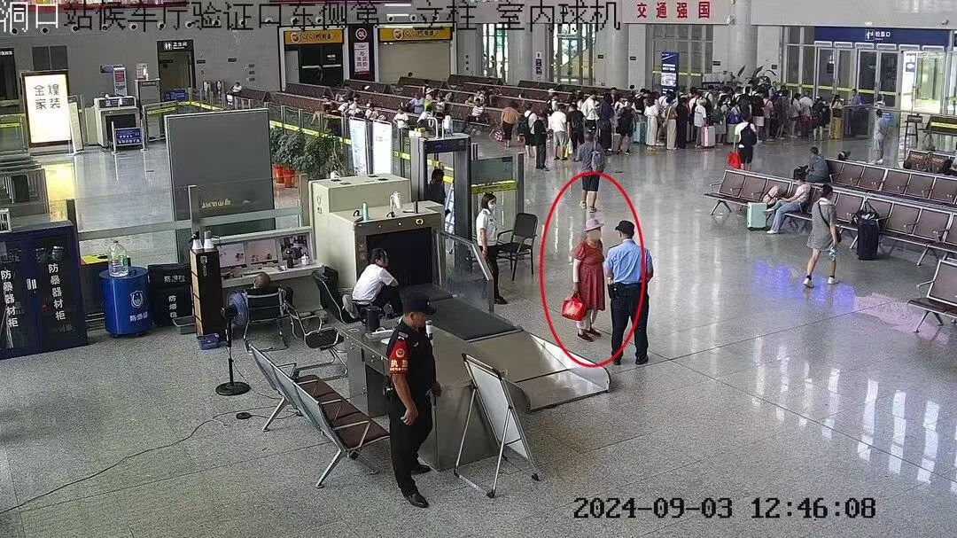 洞口：八旬患病老人走失 铁路民警暖心救助(图1)