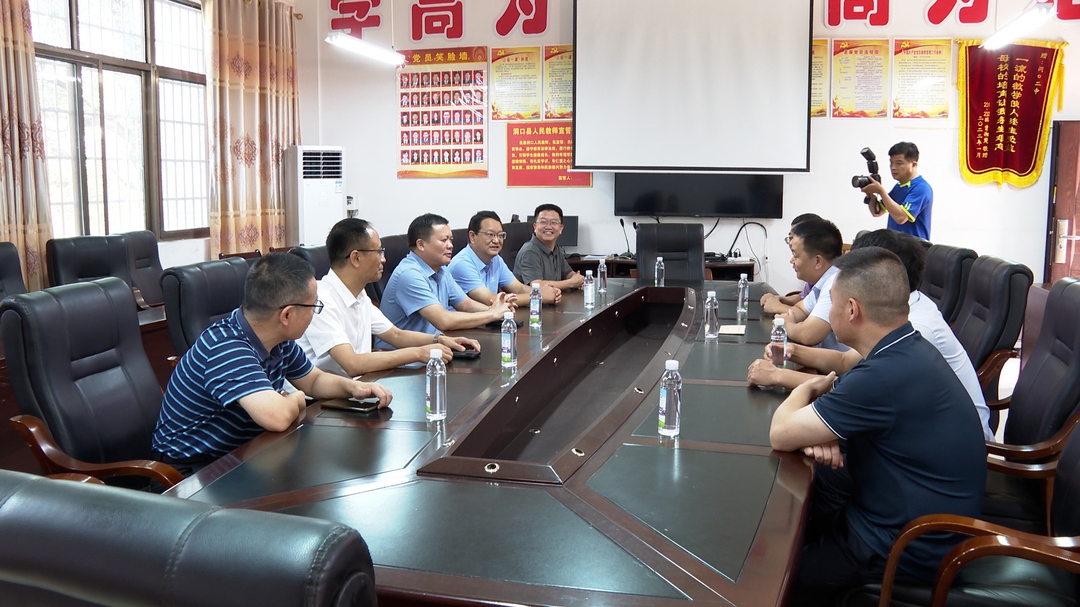 欧阳佑春到黄桥、石江等乡镇走访慰问教师(图2)