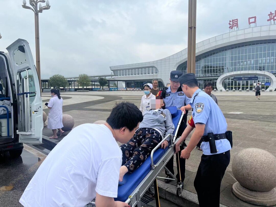 洞口：老年旅客突发脑溢血 铁路民警及时救助(图2)
