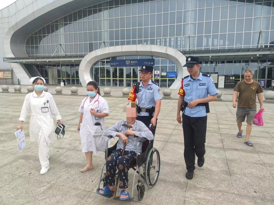 洞口：老年旅客突发脑溢血 铁路民警及时救助(图1)