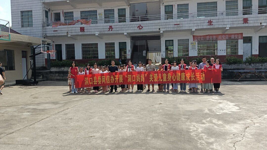 县委网信办与留守儿童一起庆祝教师节