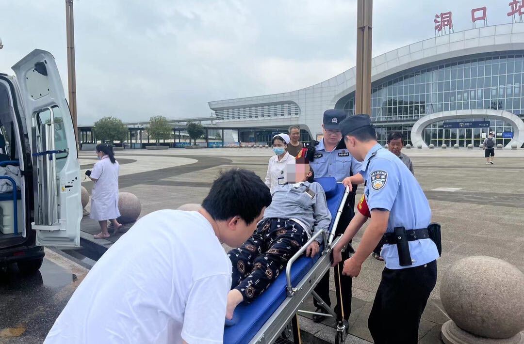 洞口：老年旅客突发脑溢血 铁路民警及时救助