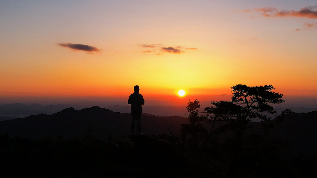 洞口龍坪山：醉美夕陽落西山 斜暉染紅半邊天