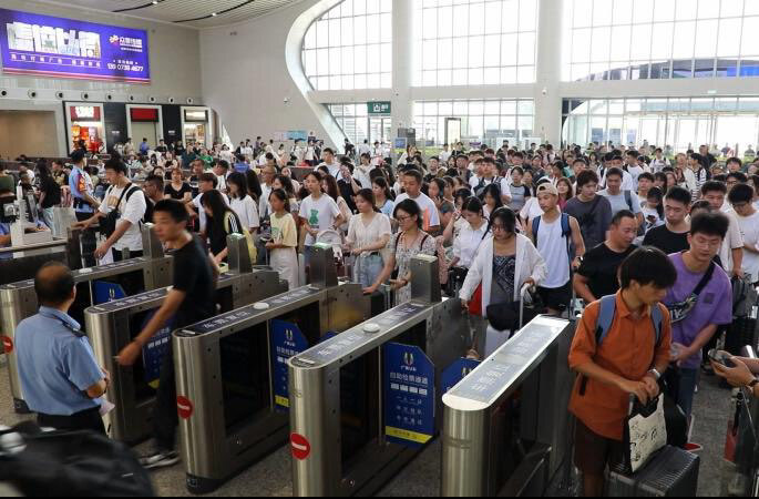 中秋假期 洞口高铁站到发旅客超2万人次(图2)