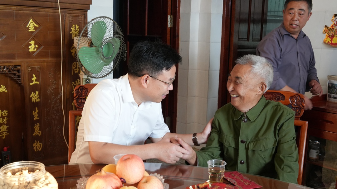 吴韬国庆前夕看望慰问老党员、劳动模范(图1)
