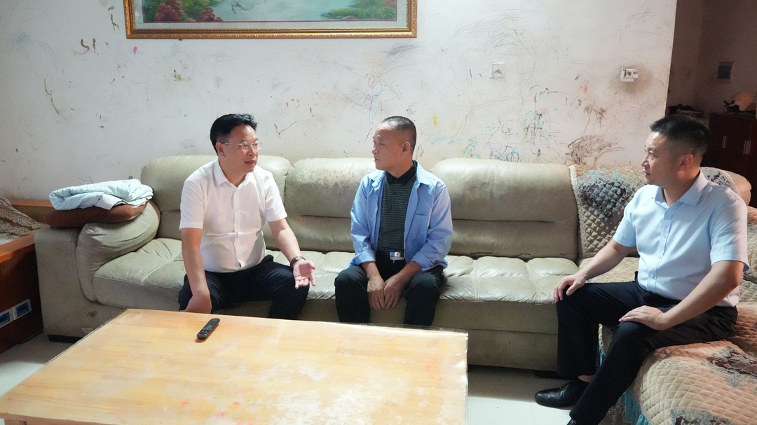 吴韬国庆前夕看望慰问老党员、劳动模范(图2)