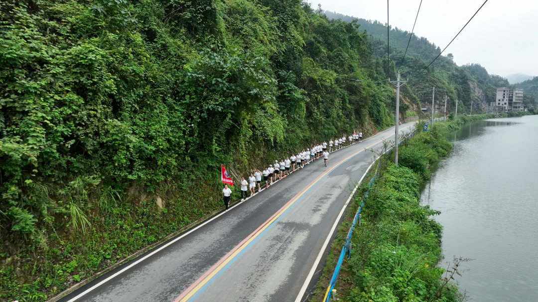 洞口：“最美农村路”带火乡村旅游(图2)