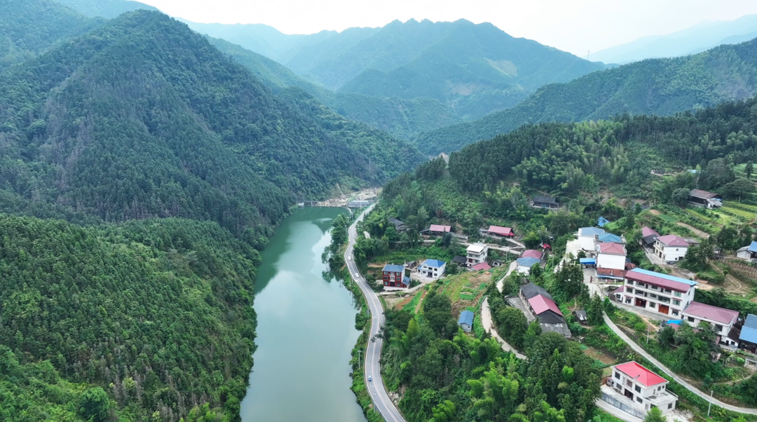 洞口：“最美农村路”带火乡村旅游(图1)