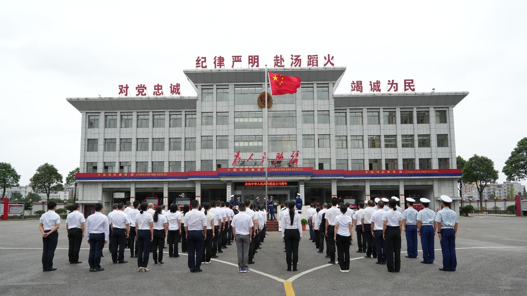 洞口县委举行升旗仪式  祝福伟大祖国繁荣昌盛(图1)