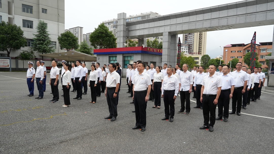 洞口县委举行升旗仪式  祝福伟大祖国繁荣昌盛(图2)
