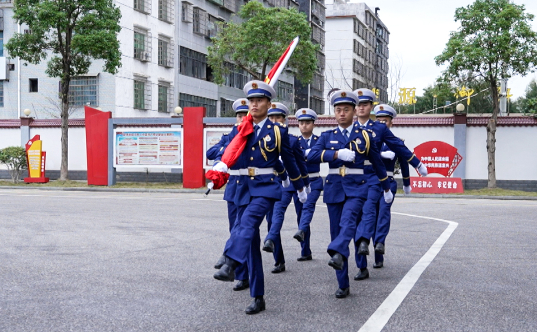 洞口县委举行升旗仪式  祝福伟大祖国繁荣昌盛(图3)